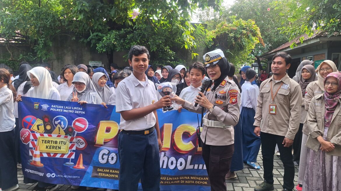 Ajak Pelajar Tertib Berlalulintas, Satlantas Polres Metro Depok Laksanakan Kegiatan Police To SchooL