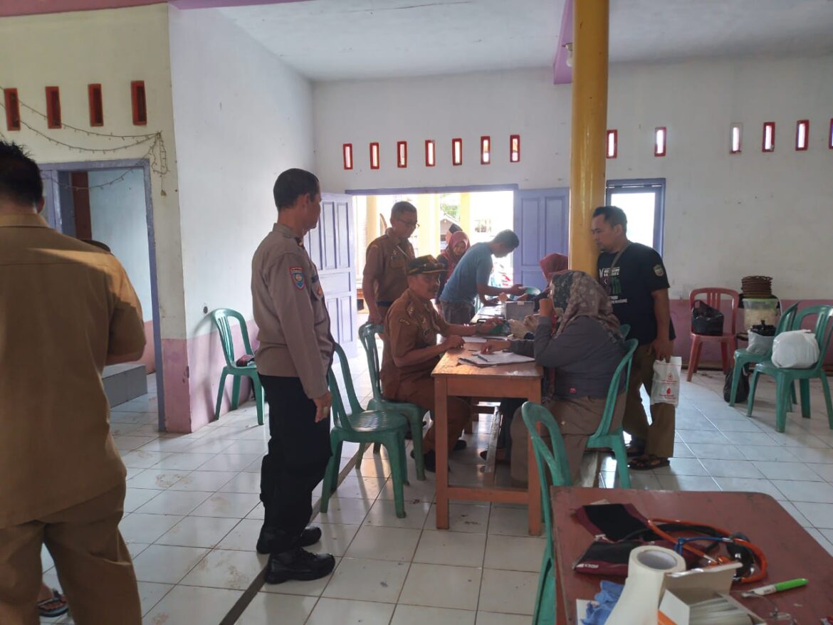Polsek Ciamis Polres Ciamis Monitoring dan Ikut Donor Darah di Desa Petirhilir