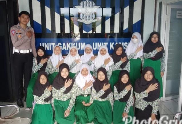 Sat Lantas Polres Ciamis Giat Dikmas Lantas kepada Siswa Al Mukminin Sindangrasa Dalam Rangka Polsanak