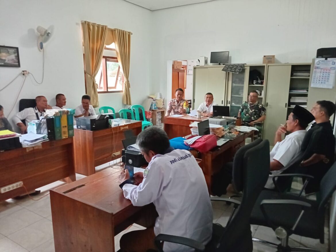 Polsek Sukadana Polres Ciamis Hadiri Rapat Koordinasi Tingkat Desa Sukadana