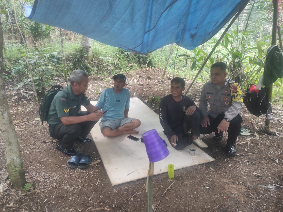 Antisipasi Gangguan Kamtibmas , Polsek Cikoneng Polres Ciamis Giat Silaturahmi Kepada Warga