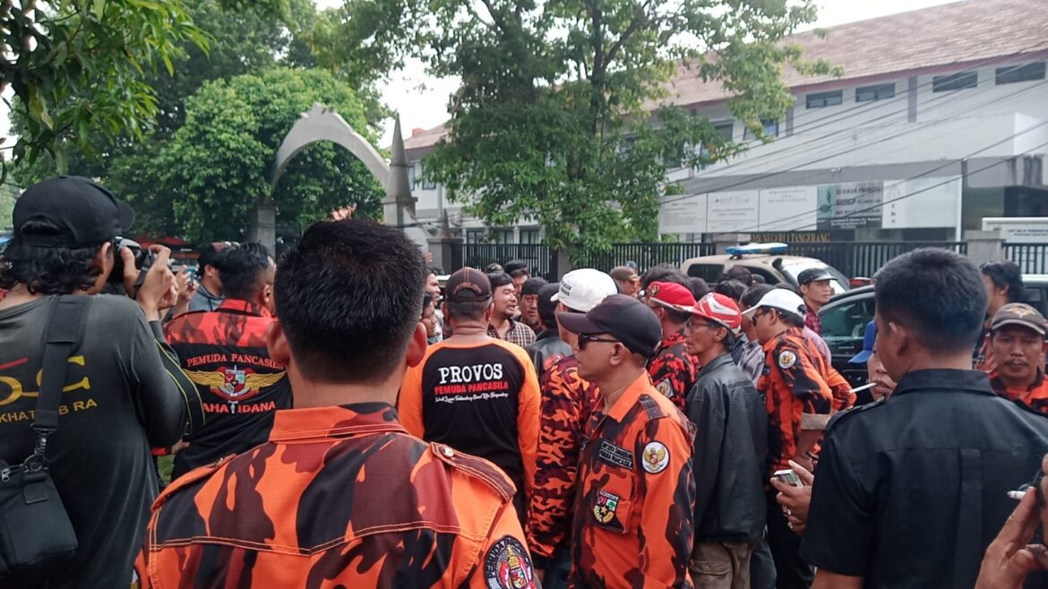 Pemuda Pancasila Kota Tangerang Jaga Kondusifitas Demo di Depan Kantor Kesbangpol