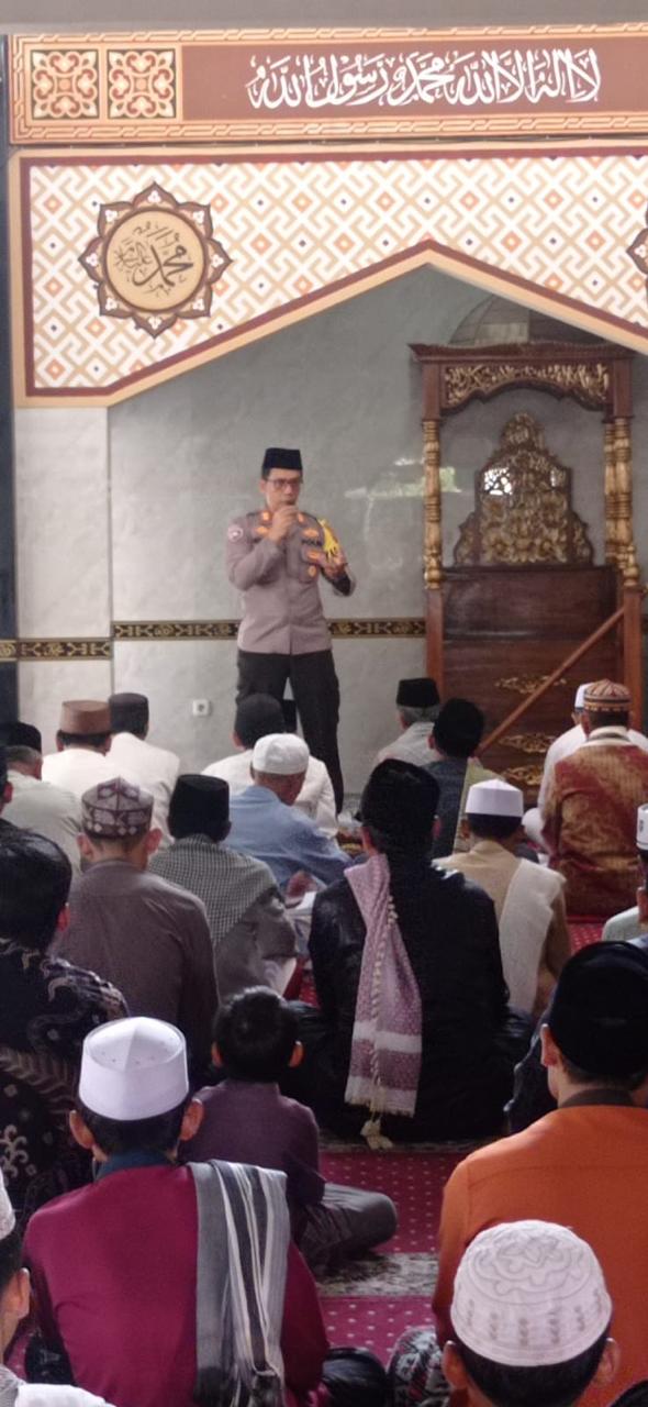Kapolsek Caringin Terjun Langsung Giat Sholat Jumat Keliling dan Berikan Tausiah Kamtibmas Sebagai Wujud Kedekatan Dengan Warga Binaan