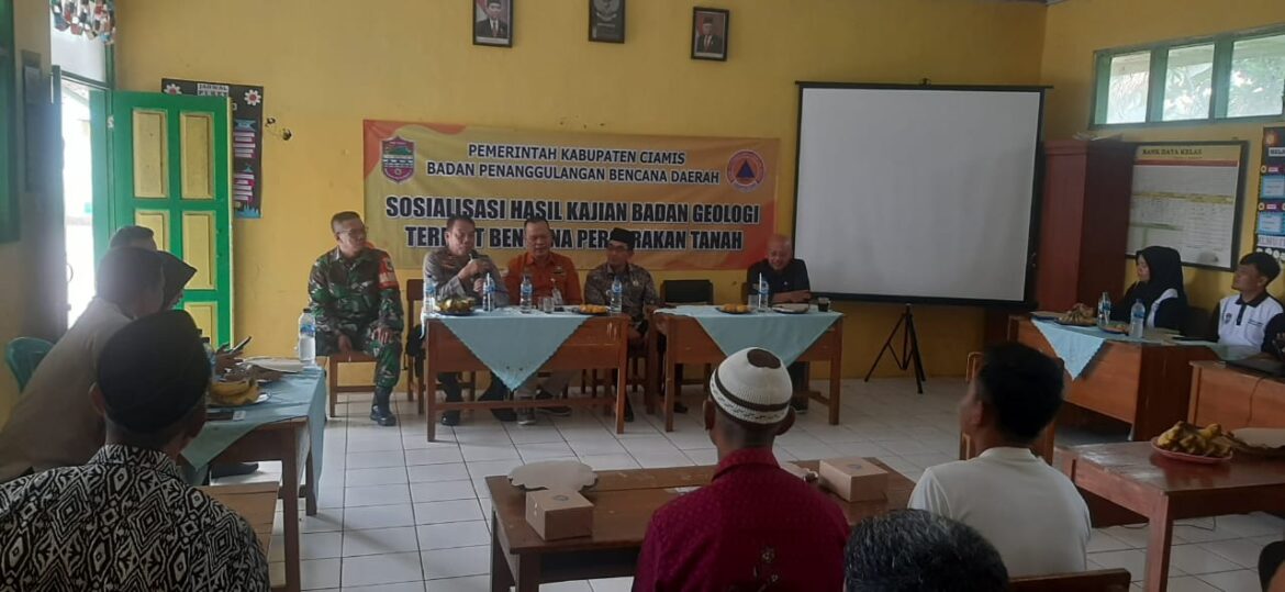 Polsek Cikoneng Polres Ciamis Ikuti Sosialisasi Pergerakan Tanah di Desa Buniasih