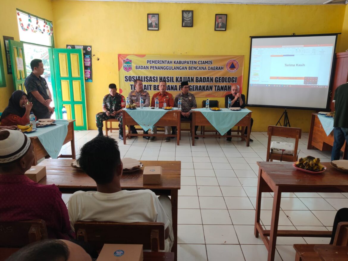 Polsek Cikoneng Polres Ciamis Ikuti Sosialisasi Pergerakan Tanah di Desa Buniasih