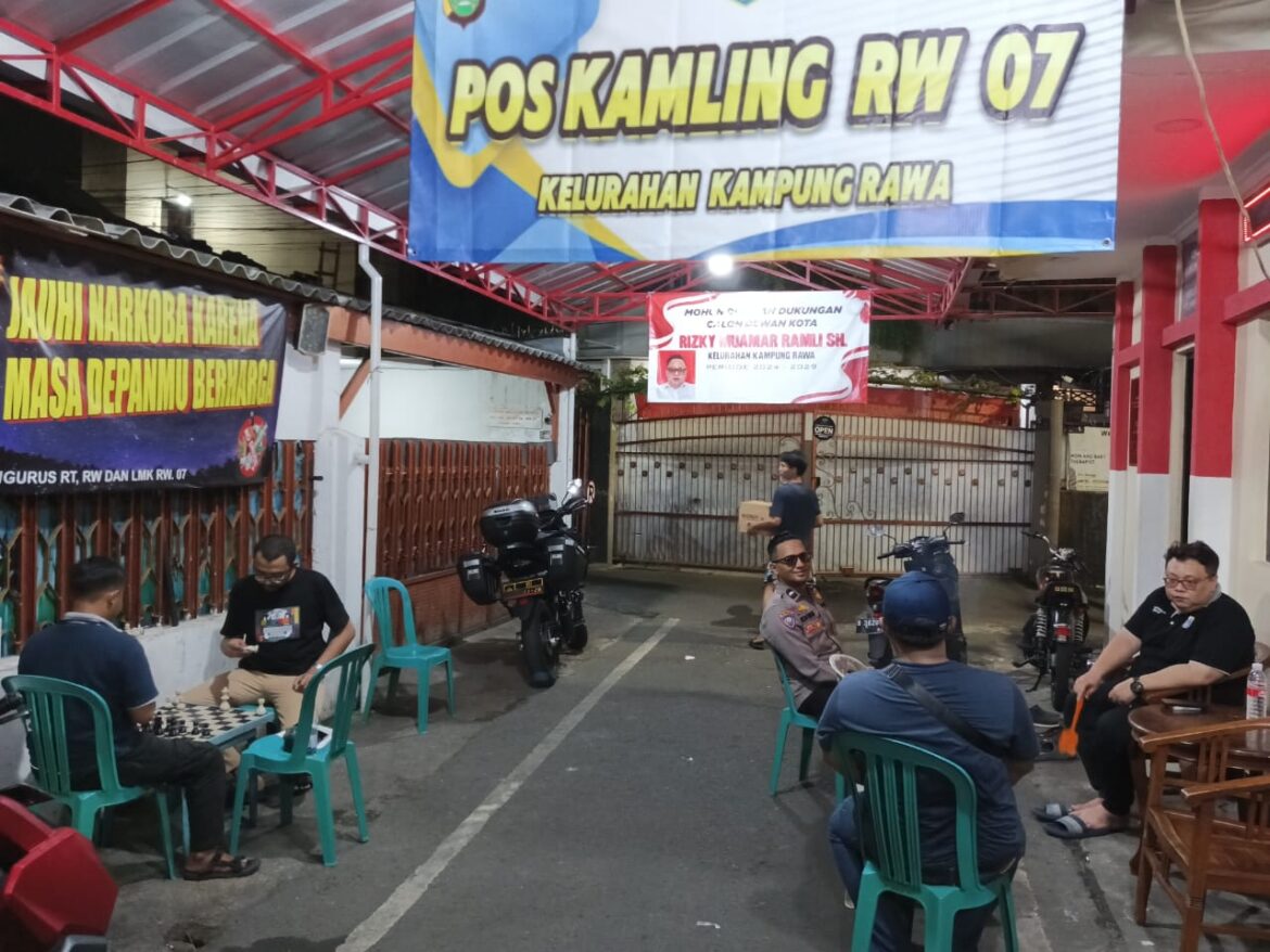 Soliditas Bhabinkamtibmas dan Babinsa Kelurahan Kampung Rawa Kunjungi Poskamling RW 07
