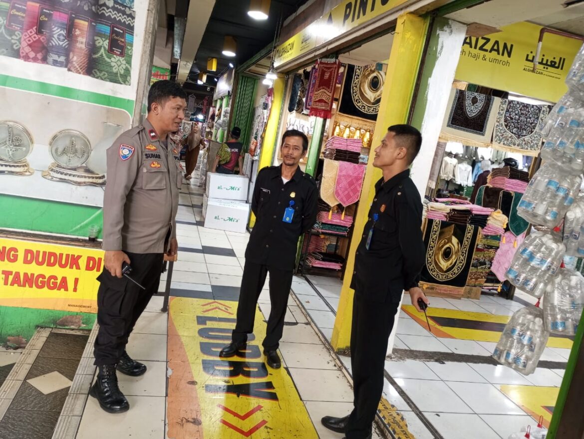 Bhabinkamtibmas Kebon Kacang Patroli Dialogis di Pasar Blok C Tanah Abang