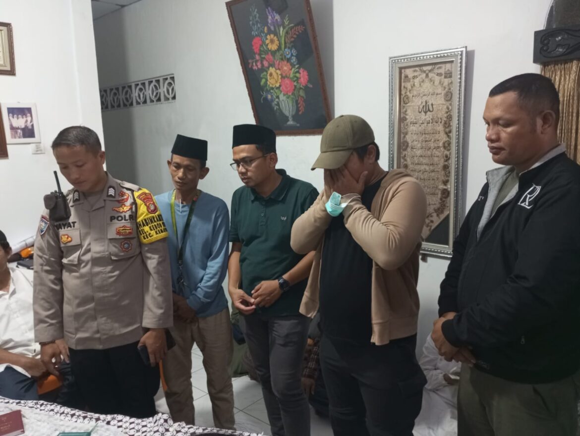 Bhabinkamtibmas Kelurahan Kebon Kosong Melakukan Kegiatan Takziah di Kediaman Warga yang Meninggal