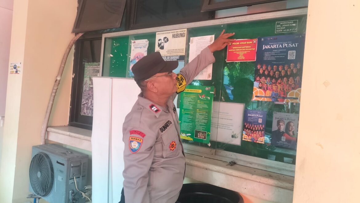 Bhabinkamtibmas Johar Baru Pemasang Stiker Himbauan “Stop Tawuran”