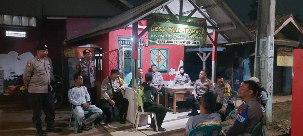 Usai OKJ, Kapolsek Setu Lanjutkan Giat Cangkrukan Diposkamling Desa Taman Rahayu