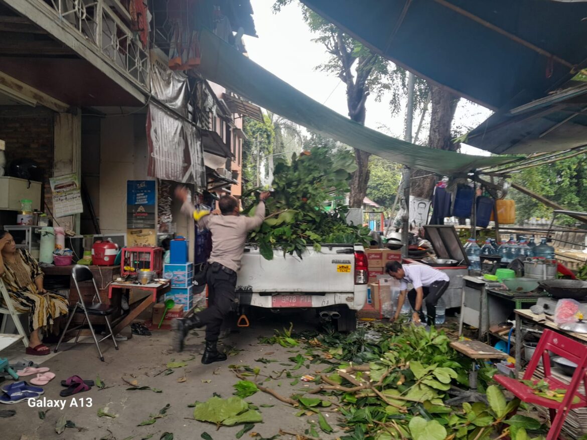 Aiptu Amirullah Kerja Bakti Di Pemukiman Warga Kelurahan Gambir