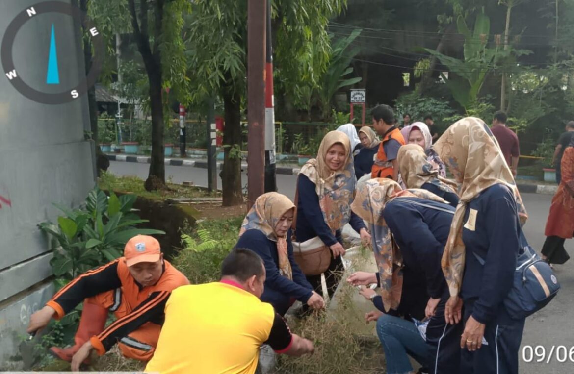 Kerja Bakti Bersama Warga Rt. 003/002 Kelurahan Menteng