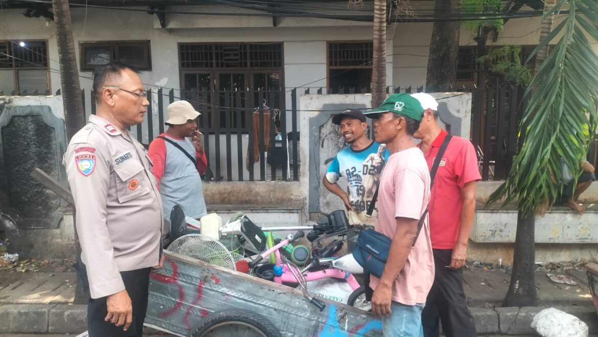 Patroli Wilayah Bhabinkamtibmas Kelurahan Johar Baru Sambangi Komunitas Pengkais Rezeki