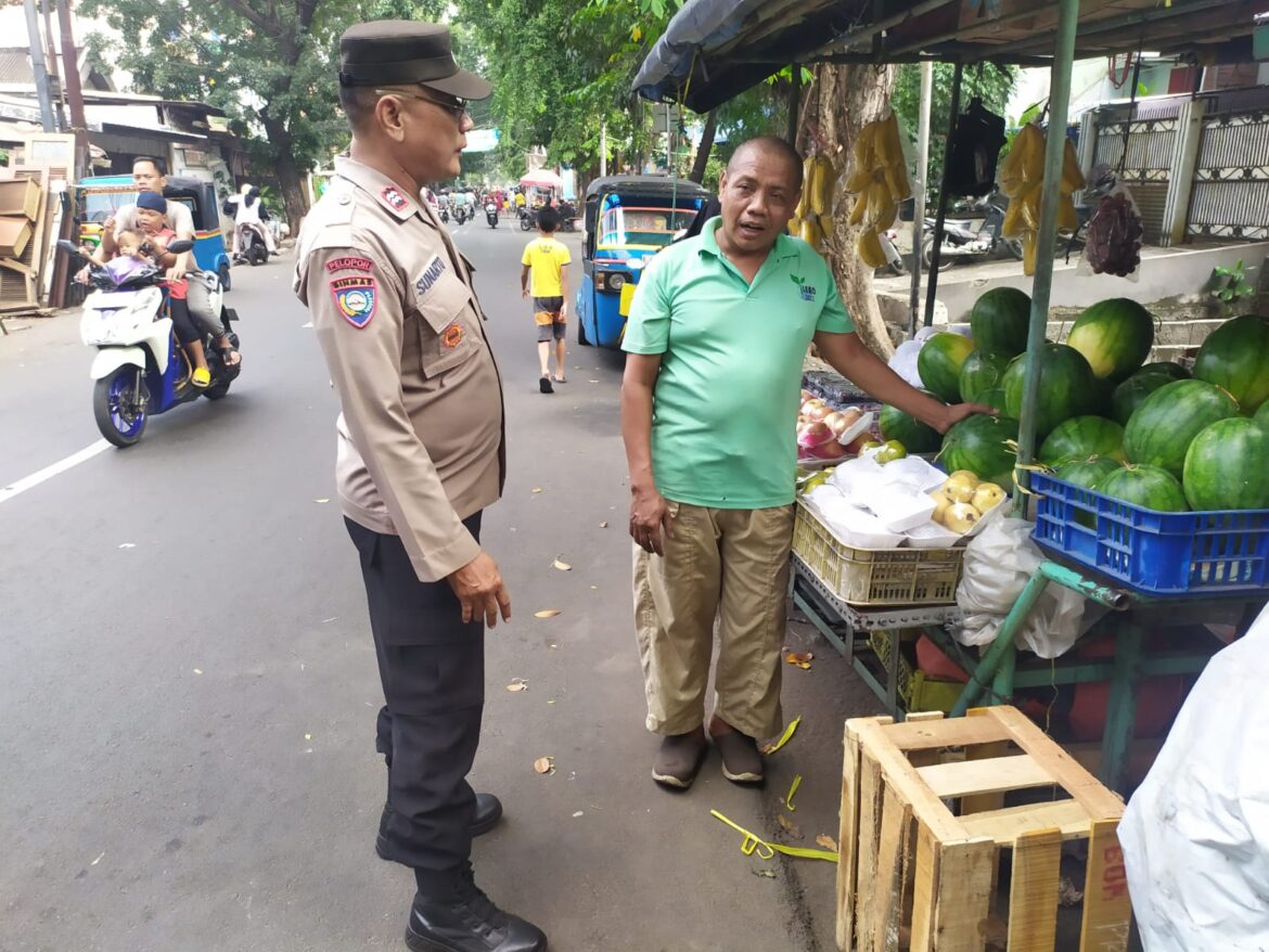 Sapa Pagi Pedagang Buah Bhabinkamtibmas Berikan Himbauan Humanis