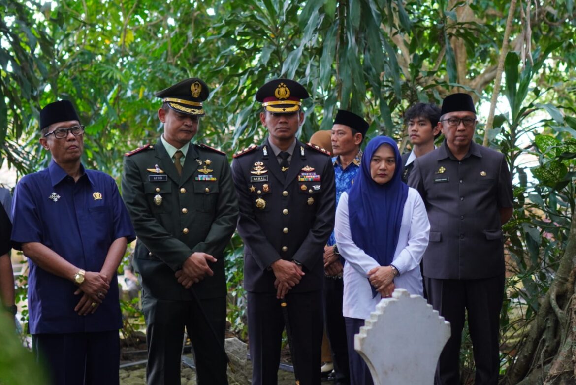 Peringatan Hari Jadi ke-382 Ciamis: Kapolres Dampingi Pj Bupati Ciamis Ziarah ke Makam Leluhur
