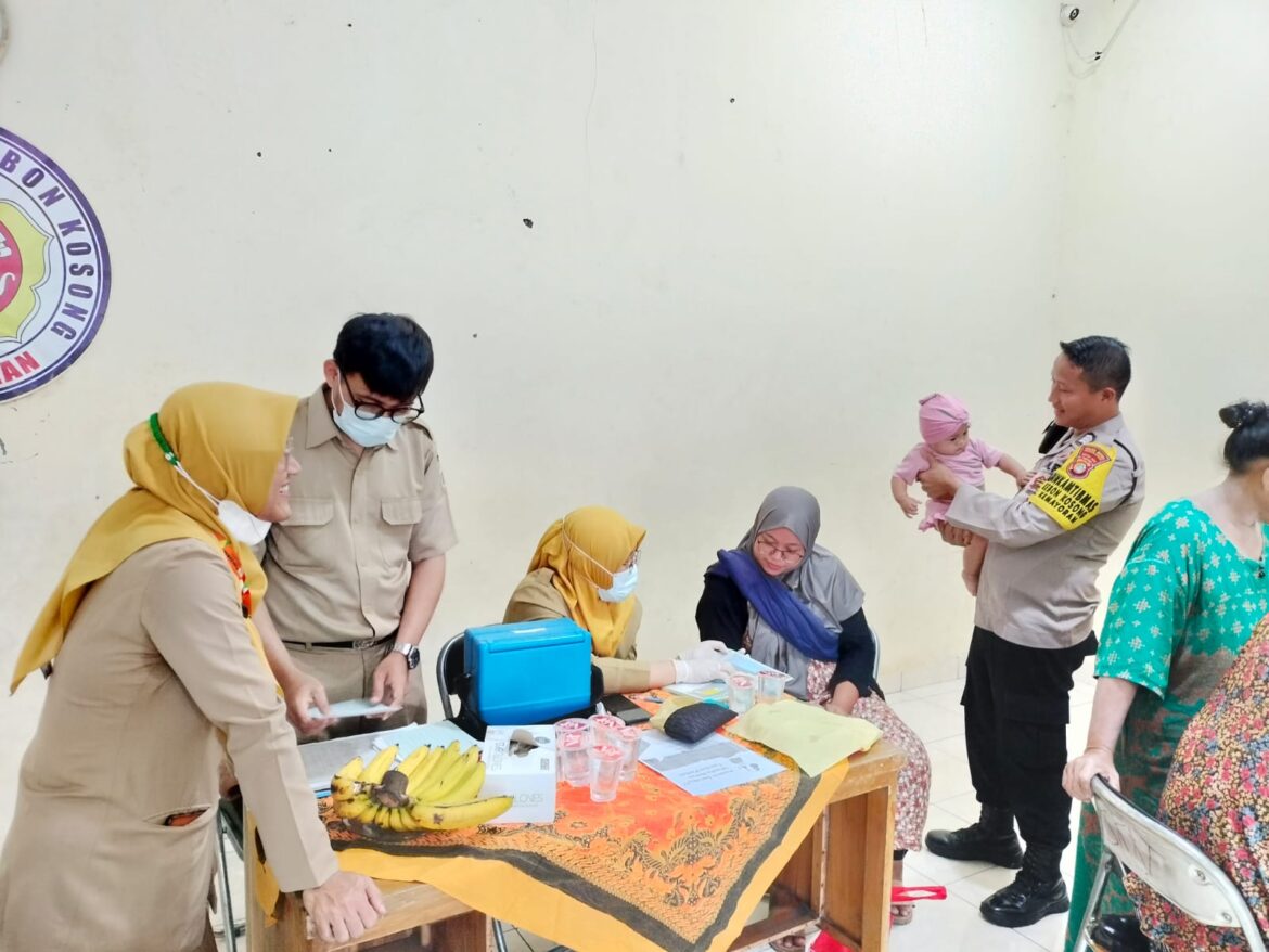 Bhabinkamtibmas Kelurahan Kebon Kosong Melakukan Monitoring Kegiatan Posyandu Lansia dan Balita
