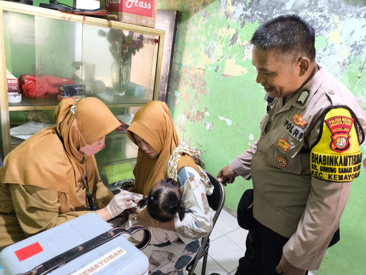 Bhabinkamtibmas Kelurahan Gunung Sahari Selatan Melakukan Monitoring Kegiatan Posyandu Lansia dan Balita