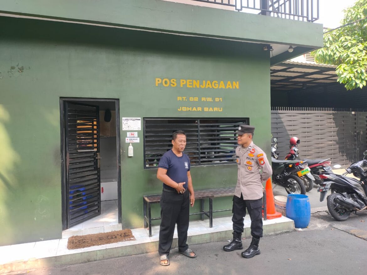 Patroli Sore Hari Anggota Samapta Kunjungi Pos Kamling RW 01 Johar Baru