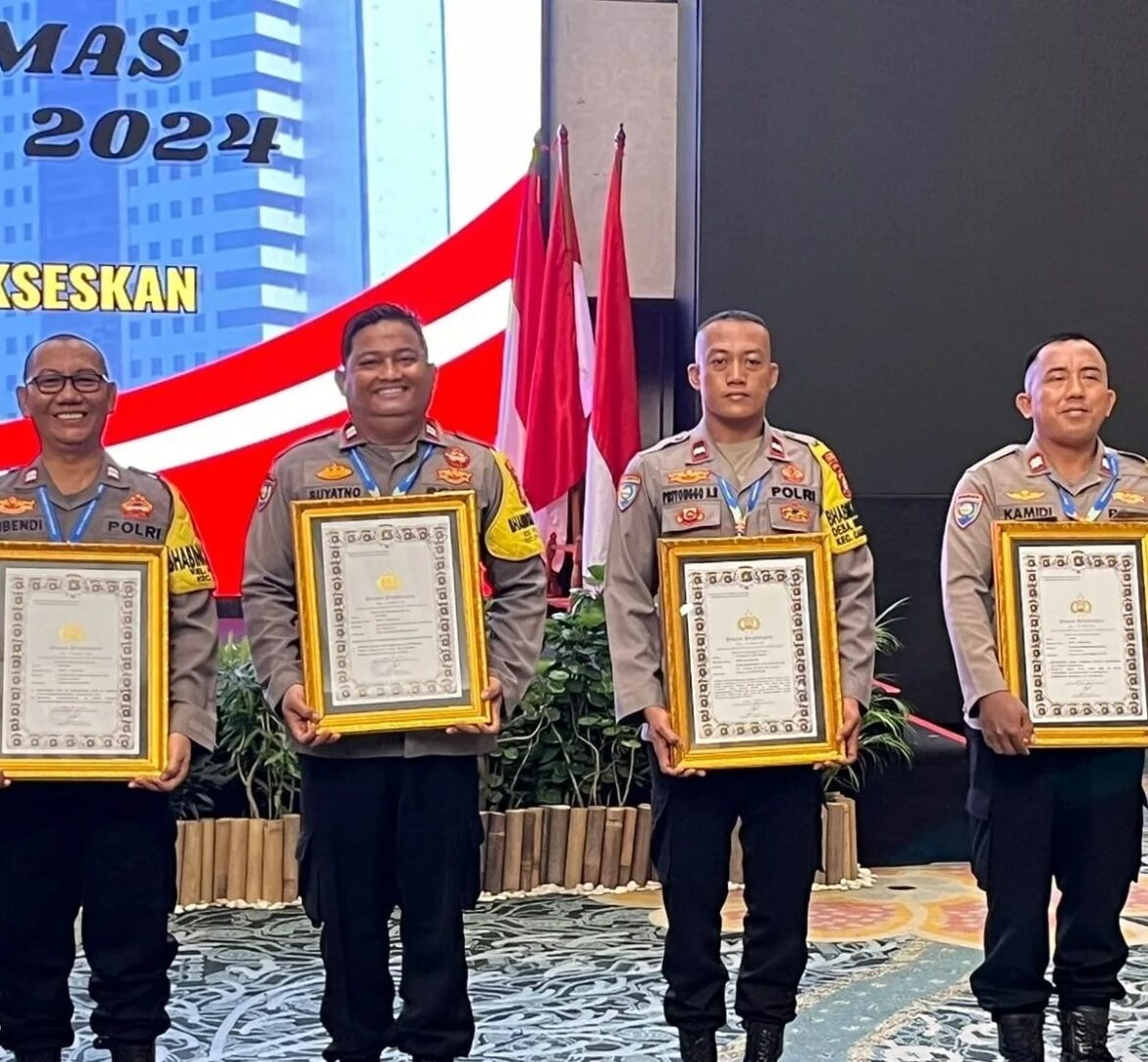 Kapolda Metro Jaya Beri Penghargaan kepada Bhabinkamtibmas Palmerah atas Program RW 11 Kampung Beriman