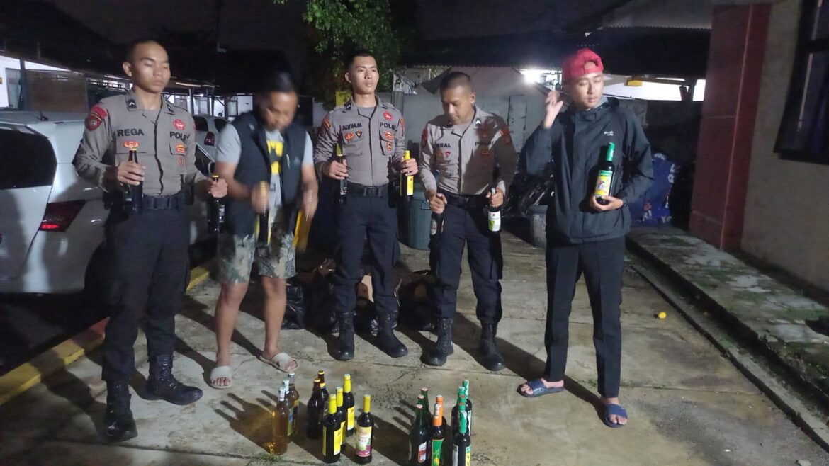 Gencar Berantas Penyakit Masyarakat,Polres Tasik Kota Gerebek Rumah Kontrakan Sita Puluhan Botol Miras Berbagai Merek