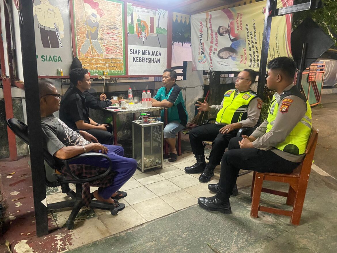 Anggota Binmas Sambang Pos Kamling Rusun Jati Rawasari