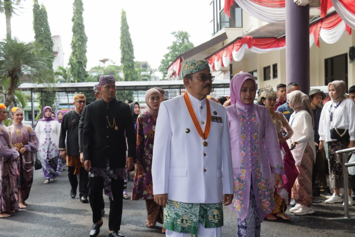 Hari Jadi Kab. Ciamis ke-382, Kapolres Ciamis Ikuti Proses Ngarak Pataka dari Pendopo ke Gedung DPRD