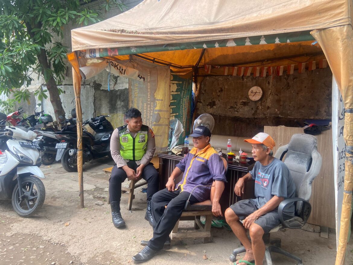 Anggota Binmas Berikan Himbauan Kepada Petugas Parkir
