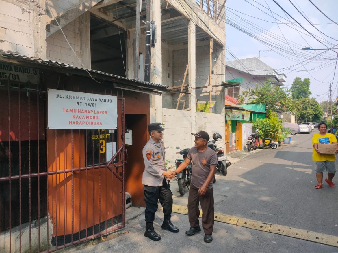 Patroli Jalan Kaki Anggota Samapta Kunjungi Pos Kamling RW 01 Berikan Himbauan