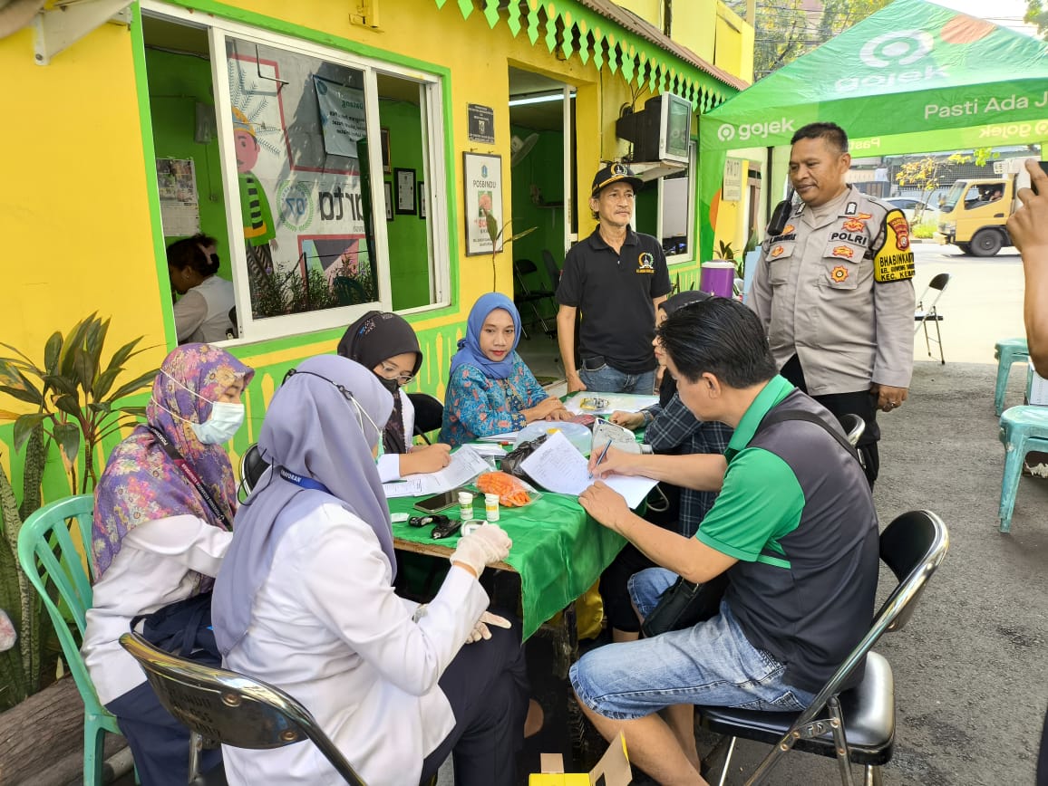 Bhabinkamtibmas Kelurahan Gunung Sahari Selatan Melakukan Monitoring Kegiatan Posyandu Lansia dan Balita