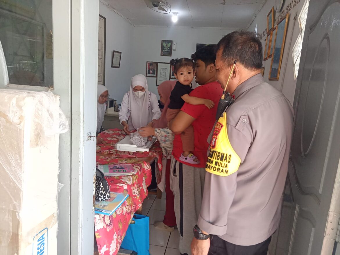 Bhabinkamtibmas Kelurahan Harapan Mulya Melakukan Monitoring Kegiatan Posyandu Lansia dan Balita