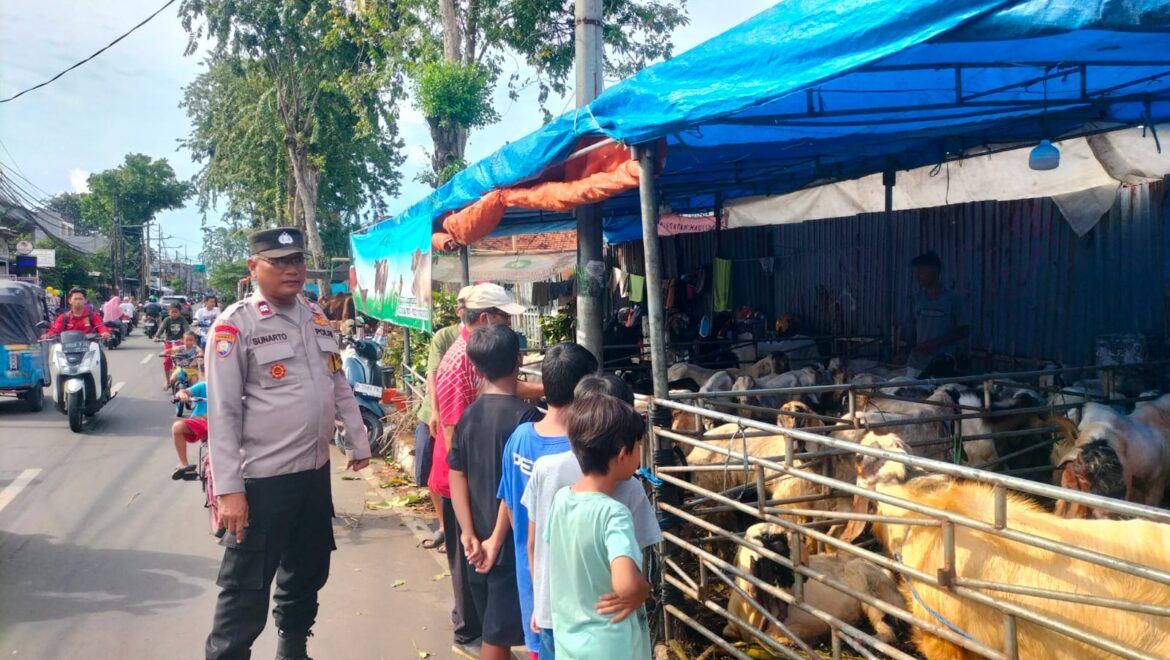 Jelang Idul Adha Bhabinkamtibmas Johar Baru Berikan Himbauan kepada Pedagang Hewan Qurban