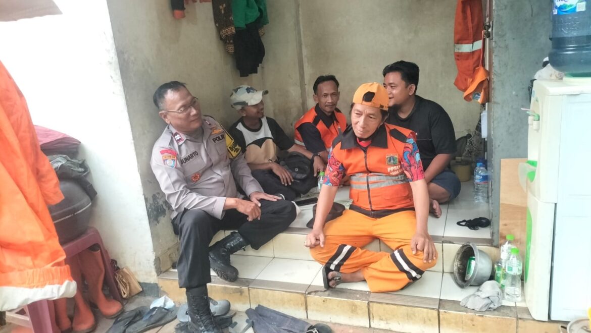 Patroli Dialogis dan Sambang Warga Bhabinkamtibmas Johar Baru dengan PPSU