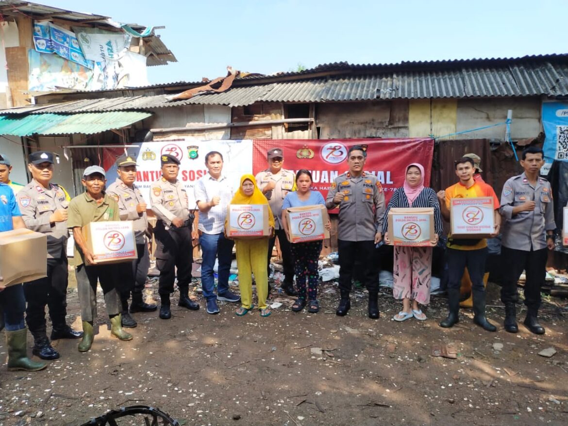Polsek Kebon Jeruk Bagikan Sembako di Slum Area Kelapa Dua, Wujud Kepedulian Menyambut HUT Bhayangkara ke-78