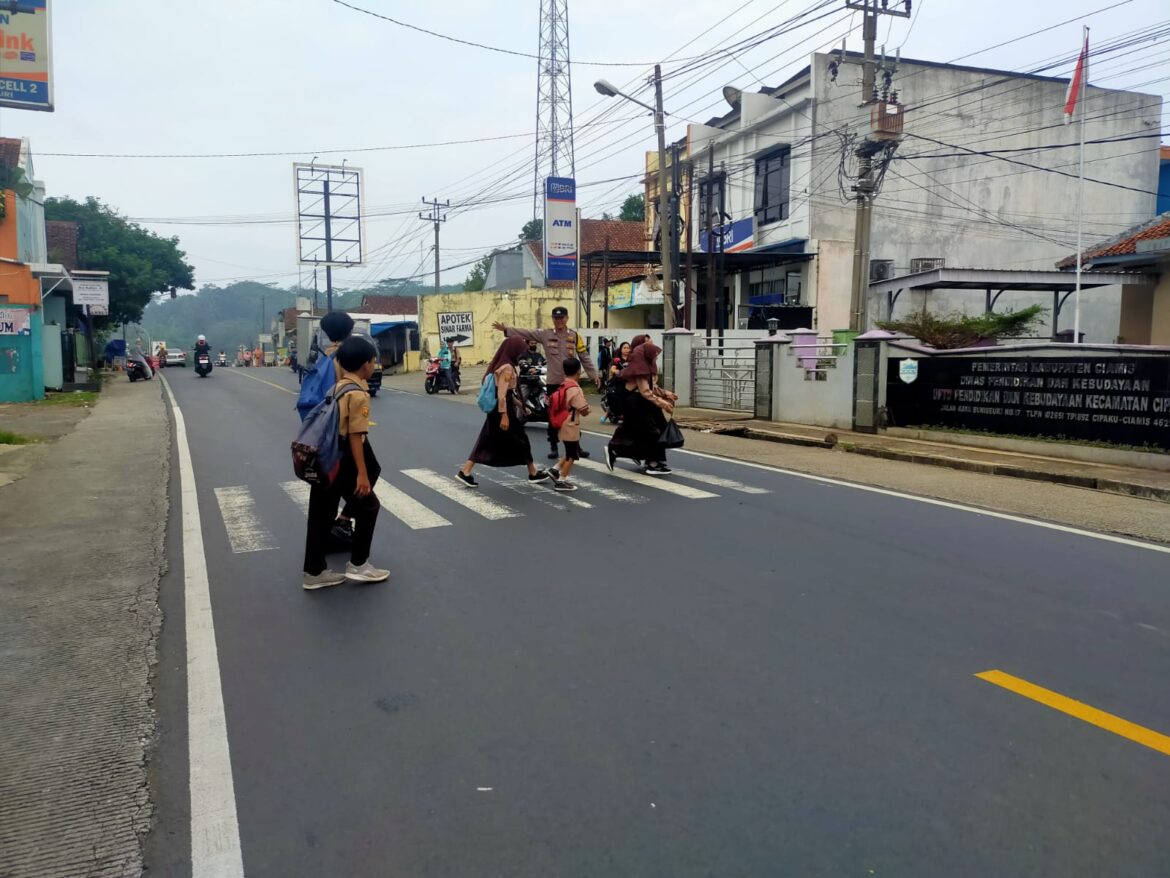 Pelayanan Masyarakat, Polsek Cipaku Polres Ciamis Bantu Warga Menyebrang di Jalur Padat