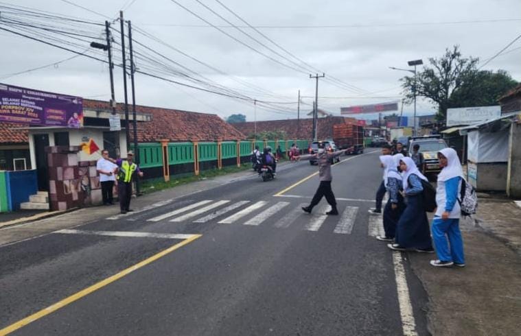 Pelayanan Masyarakat, Polsek Cihaurbeuti Polres Ciamis Bantu Anak Menyebrang di Area Sekolah