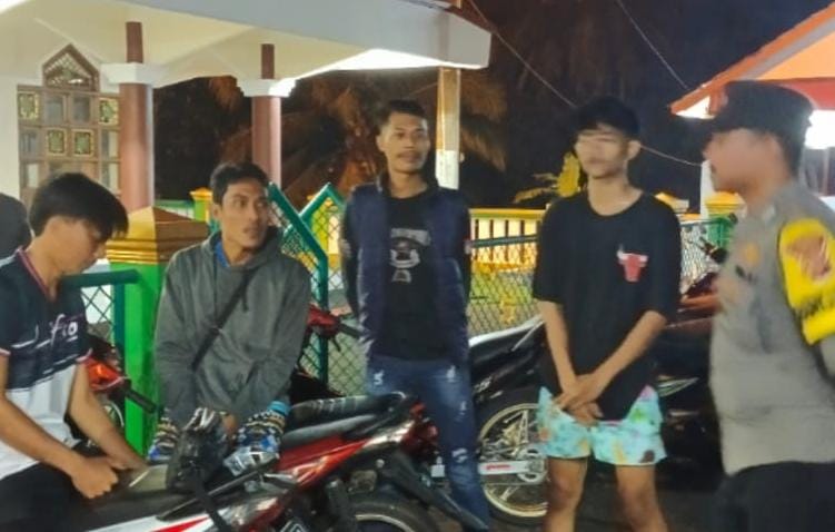 Berikan Rasa Nyaman, Tiga Personel Polsek Sukadana Polres Ciamis Patroli Hingga Subuh