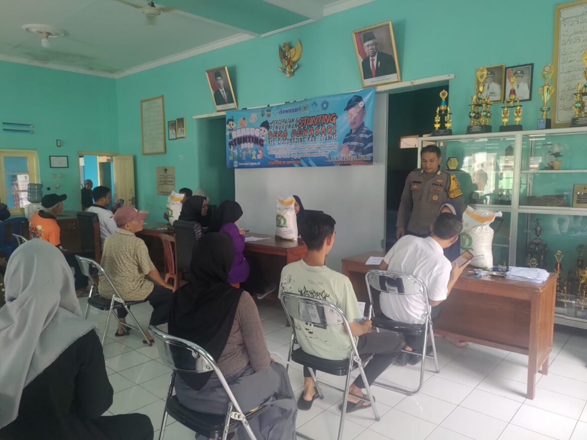 Polsek Cijeungjing Polres Ciamis Awasi Distribusi Bantuan Beras 10 Kg ke Warga Dewasari