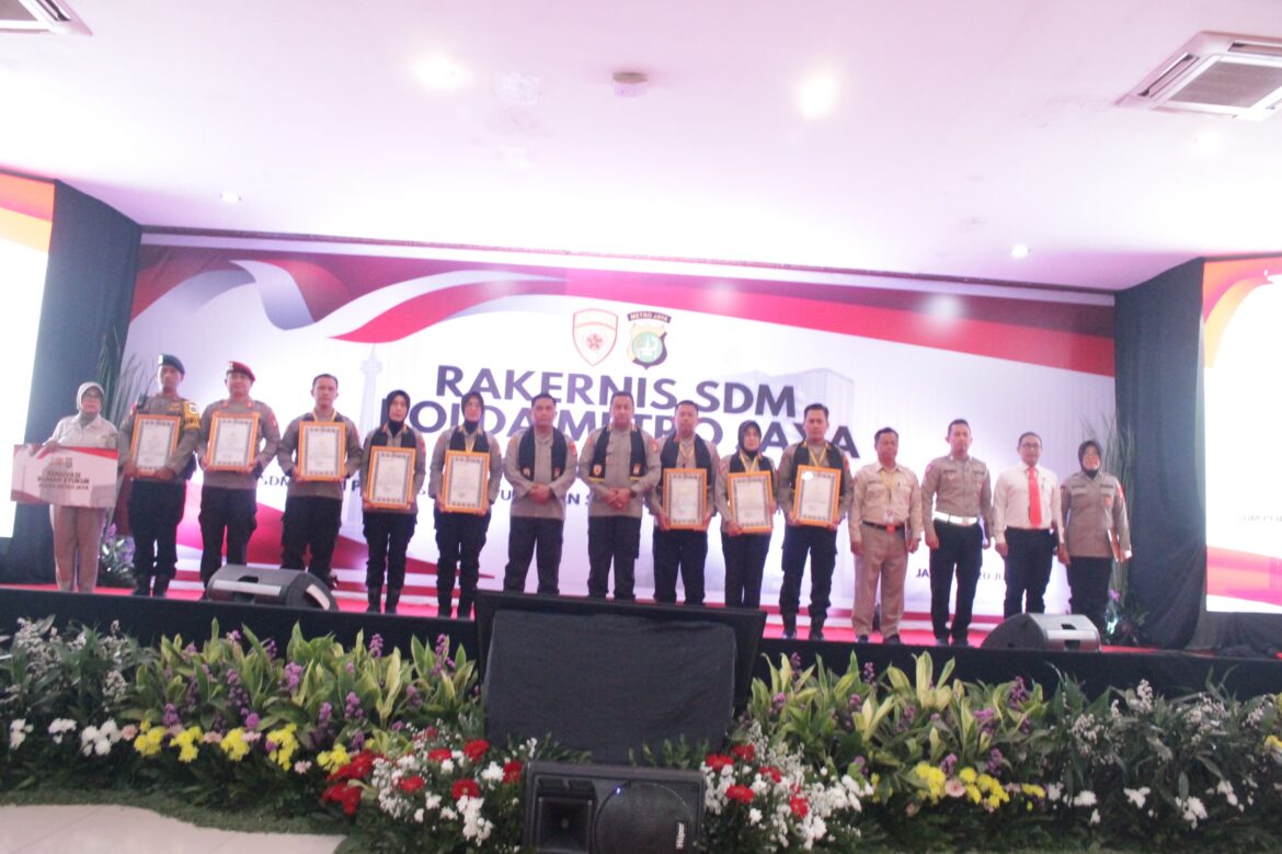 Polres Metro Jakarta Barat Raih Penghargaan Satwil Terbaik untuk Penulisan Karya Perorangan PADA ACARA RAPAT KERJA TEKNIS SDM POLDA METRO JAYA