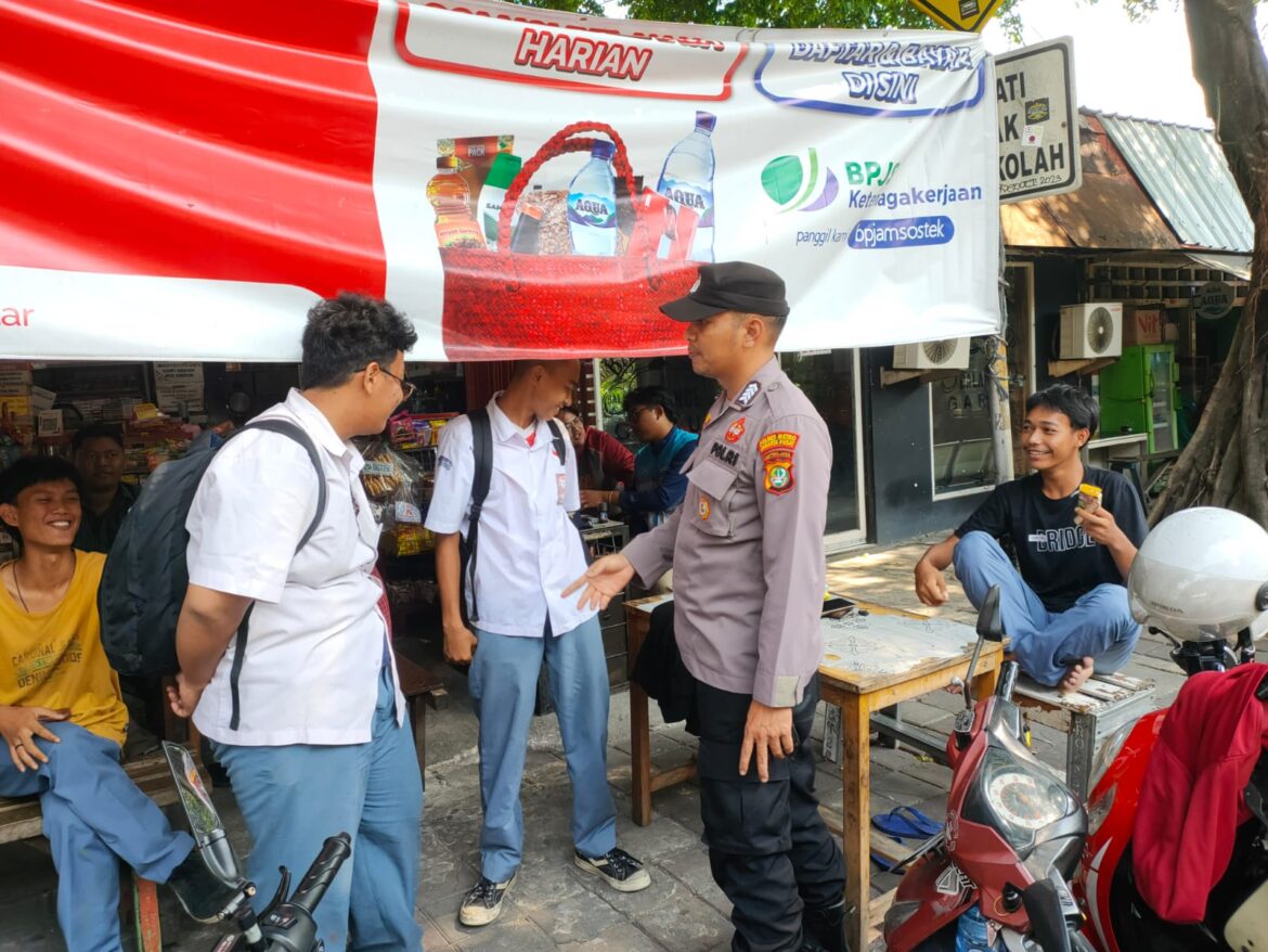 Bripka Gatot Usman Yusuf Memberikan Himbauan Kepada Pelajar Yang Nongkrong Di Jalan