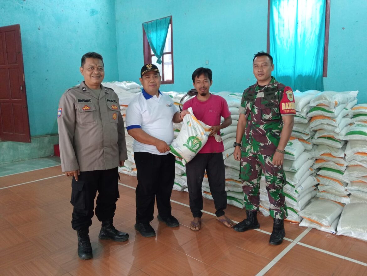 Polsek Sukadana Polres Ciamis Awasi Distribusi Bantuan Beras 10 Kg Kepada Warga