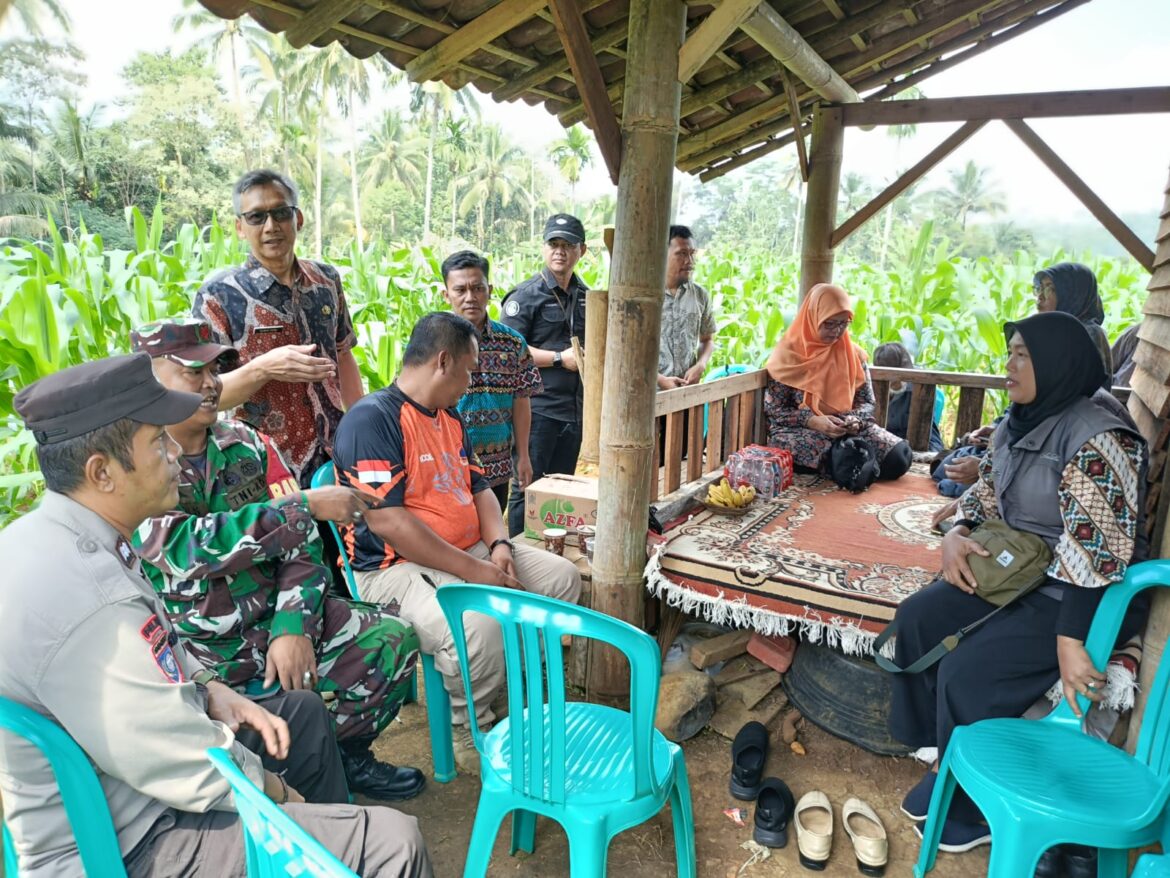 Perkuat Sinergitas, Polsek Cipaku Polres Ciamis Koorkom ke Warga di Desa Bangbayang