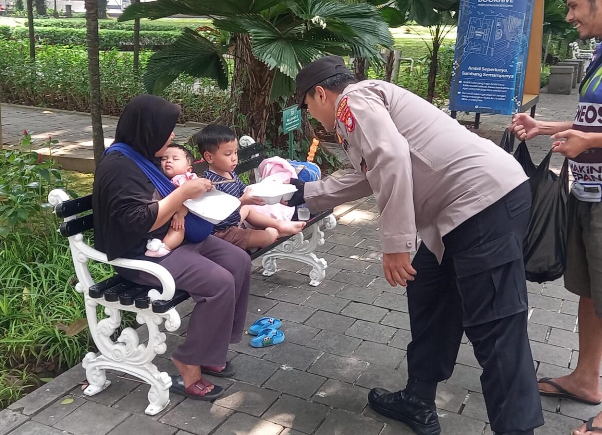 Berbagi Kepada Warga Sekitar Taman Suropati Dalam Rangka Jumat Berkah