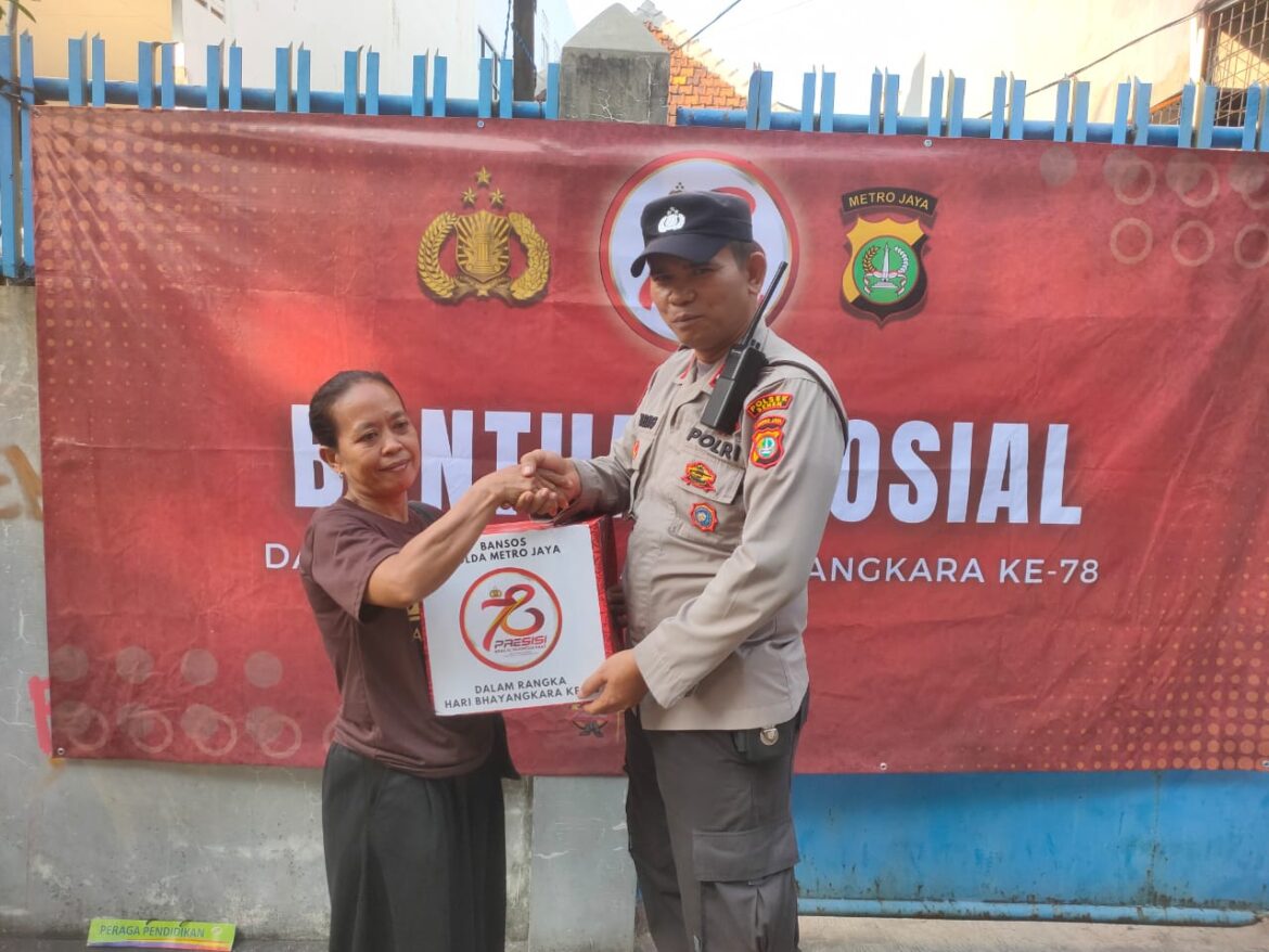 Polsek Senen Berikan Bantuan Sosial Berupa Paket Sembako Kepada Warga Kurang Mampu Di RW 05 Kelurahan Bungur