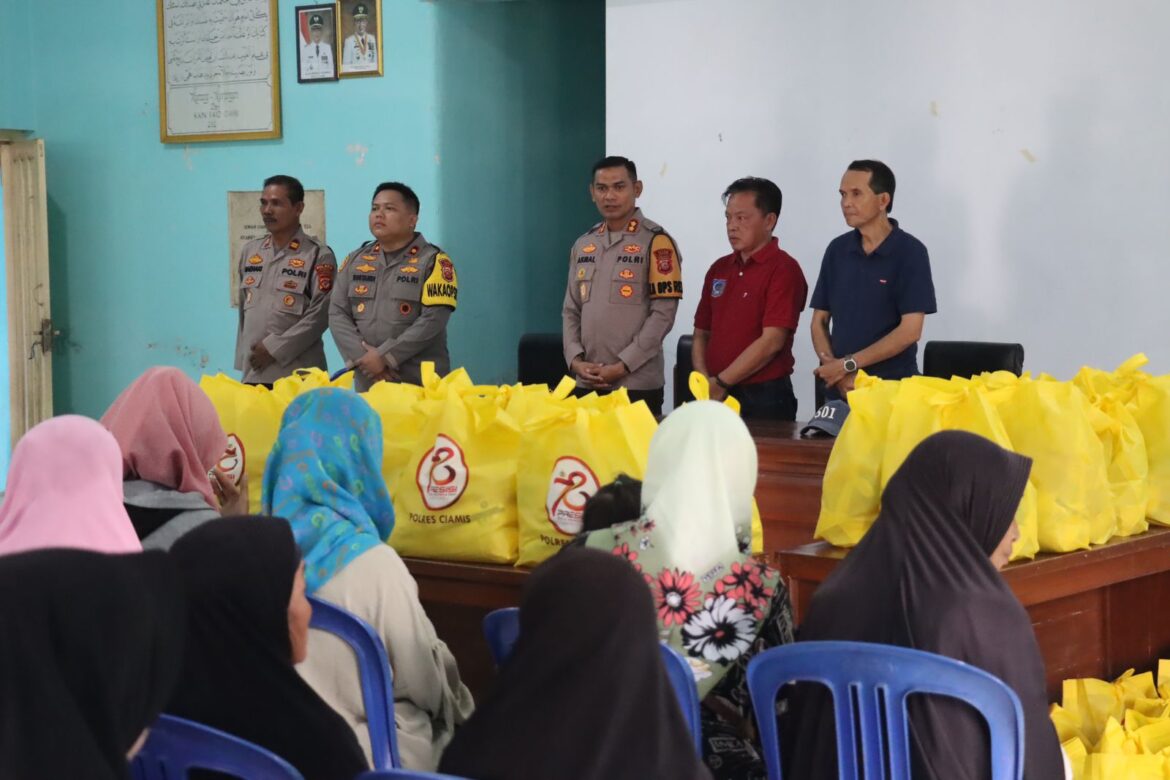 Tebar Kebaikan di Hari Bhayangkara, Polres Ciamis Bagikan Bansos ke Warga di 11 Desa se-Kec. Cijeungjing