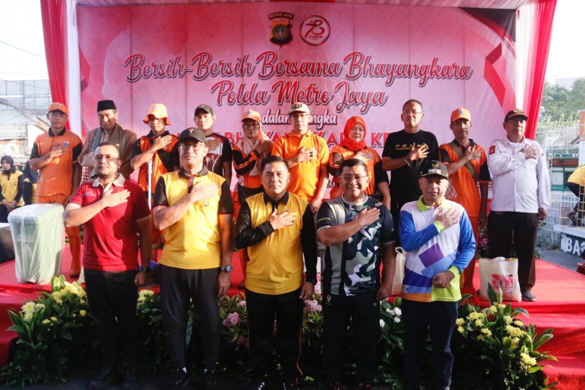 Sambut Hari Bhayangkara Ke-78, Polda Metro Jaya Gelar Bersih-Bersih Bersama Forkopimda DKI