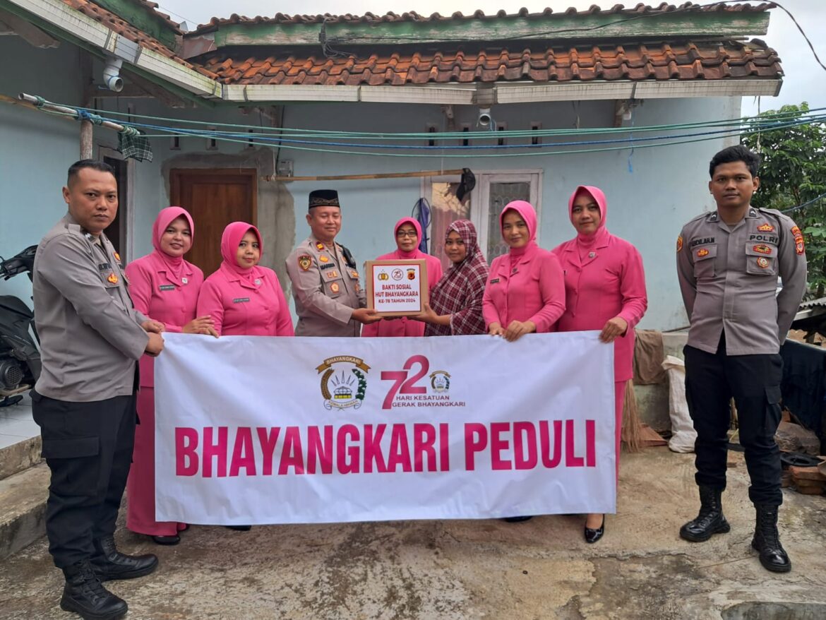 Tebar Kebaikan di Hari Bhayangkara, Kapolsek dan Bhayangkari Cimaragas Gelar Bansos