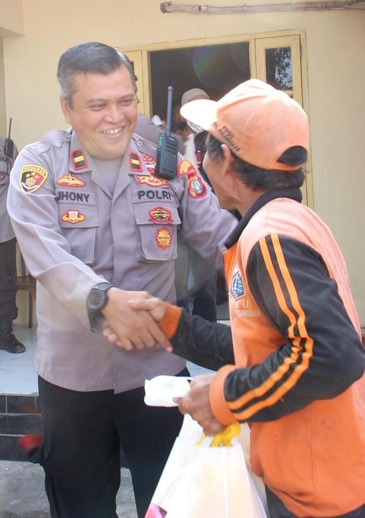 Kepedulian Polsek Metro Menteng Bagikan Sembako Kepada Petugas PPSU Menteng