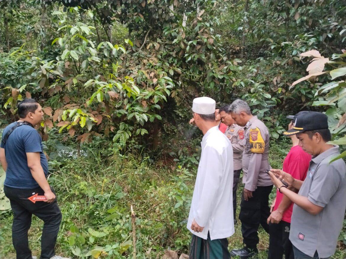 Polsek Ciamis Polres Ciamis Datangi TKP Temuan Orang Gantung Diri