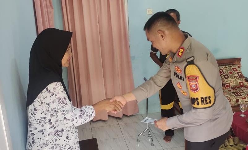 Polri Peduli, Kapolres Ciamis Kunjungi dan Berikan Tali Asih ke Anggota Sakit