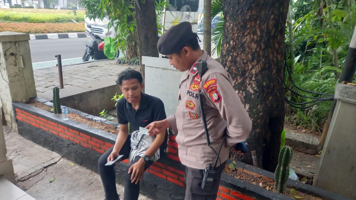Aipda Herlyn Unit Patmor Sabhara Polsek Metro Menteng Membantu Memberikan Biaya Warga Tanggerang Yang Kehabisan Ongkos Pulang